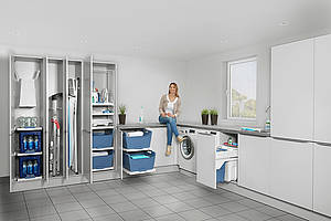 Hinter verschlossenen Türen: Das Hailo Ordnungssystem Laundry Area für den heimischen "Waschsalon" bietet eine Vielzahl praktischer Module