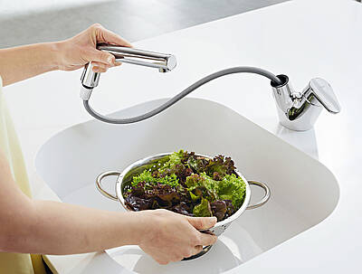 Die Küchenarmatur Hansasignatur Hybrid kann auch berührungslos bedient werden – das ist hygienisch und spart Wasser