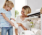 Moderne Küchen bieten zahlreiche Sicherheitsoptionen, damit Kinder gefahrlos mithelfen können (Foto Miele). Großes Foto oben (Bosch)