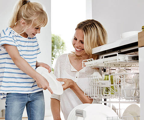 Moderne Küchen bieten zahlreiche Sicherheitsoptionen, damit Kinder gefahrlos mithelfen können (Foto Miele). Großes Foto oben (Bosch)