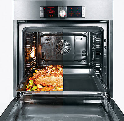 Bei modernen Backöfen erleichtern spezielle Beschichtungen und komfortable Reinigungsprogramme das Säubern des Innenraums deutlich (Fotos: Bosch, Miele)