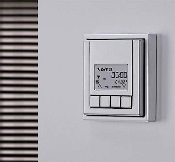 Hausnetze verbinden sämtlcihe Elektrogeräte mit einer zentralen Steuerung. (Fotos: Jung/Busch)