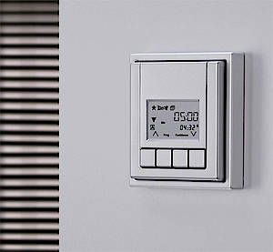 Hausnetze verbinden sämtlcihe Elektrogeräte mit einer zentralen Steuerung. (Fotos: Jung/Busch)