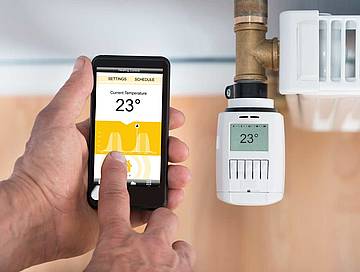 Auch die automatische Steuerung von Heizkörpern über ein Bedienpanel oder eine App hilft dabei, Energie und damit Kosten einzusparen