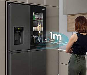 ...Hisense zeigt mit dem 615 Liter fassenden PureView Cross-Door-Modell im eleganten schwarzen Edelstahl-Look, was ein Premium-Kühlschrank heutzutage kann