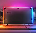 Der Philips Hue Play Gradient Lightstrip bringt Kinoatmosphäre ins eigene Wohnzimmer, indem er die Farben der auf dem Bildschirm dargestellten Inhalte annimmt und an die Wand projiziert