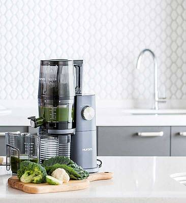 Die Hurom Slow Juicer pressen die Zutaten besonders schonend über eine vertikale Press-Schnecke mit wenigen Umdrehungen pro Minute