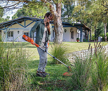 Der Husqvarna Akku-Trimmer hat geringe Vibrationswerte und einen Teleskop-Holm mit verschiebbarem Griff in handgelenksfreundlicher 7°-Stellung