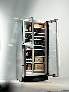 Das Bild zeigt den Gaggenau Weinklimaschrank IK 360, der bis zu 118 Flaschen fasst und drei Temperaturzonen bietet<br>(Fotos: Gaggenau)