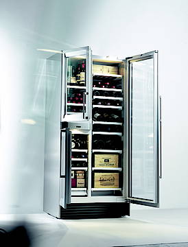 Der IK 360 ist zum einen vollintegrierbar, zum anderen als freistehende Version mit Edelstahl-Vollverkleidung bzw. in Edelstahl und Aluminium mit einer Front aus Glastüren erhältlich<br>(Fotos: Gaggenau)