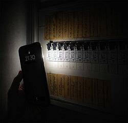 Stromausfall im Eigenheim: Ohne entsprechend ausgelegte Not- oder Ersatzstromlösung bleibt es auch bei vorhandener PV-Anlage und Speicher dunkel