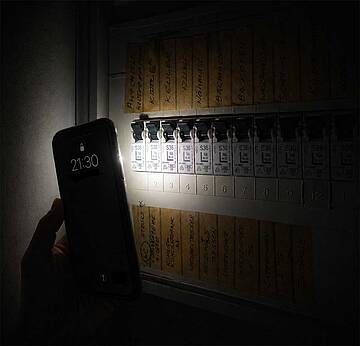 Stromausfall im Eigenheim: Ohne entsprechend ausgelegte Not- oder Ersatzstromlösung bleibt es auch bei vorhandener PV-Anlage und Speicher dunkel