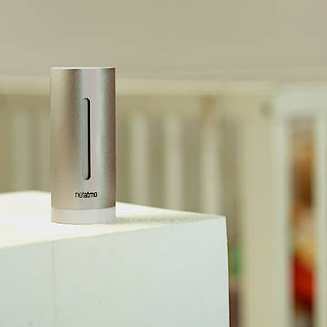 Mit Hilfe der Netatmo Innen- und Außenwetterstation und der kostenfreien App lassen sich Wetterverhältnisse, Luftqualität und Geräuschpegel messen
