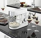 Das Highlight der Kenwood Chef Titanium Brillantweiß ist die neue Glas-Rührschüssel, die direkt das Mischergebnis der Zutaten erkennen lässt