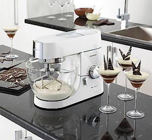 Das Highlight der Kenwood Chef Titanium Brillantweiß ist die neue Glas-Rührschüssel, die direkt das Mischergebnis der Zutaten erkennen lässt