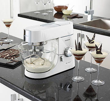 Das Highlight der Kenwood Chef Titanium Brillantweiß ist die neue Glas-Rührschüssel, die direkt das Mischergebnis der Zutaten erkennen lässt