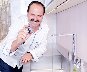 Fernsehkoch Johann Lafer setzt in seiner Kochschule auf die ferngesteuerte Armatur KWC ONO touch light PRO