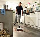 Der FC 7 Cordless reinigt Hartböden aller Art mit vier gegenläufig rotierenden Reinigungswalzen, die permanent mit frischem Wasser und Reinigungsmittel befeuchtet werden