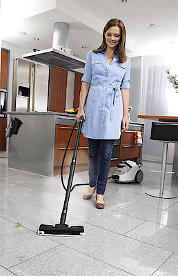 Der Staubsaugerroboter und die neuen Dampfreiniger erweitern die Home Line-Serie. (Fotos: Kärcher)
