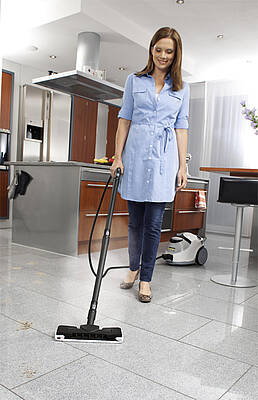 Der Staubsaugerroboter und die neuen Dampfreiniger erweitern die Home Line-Serie. (Fotos: Kärcher)