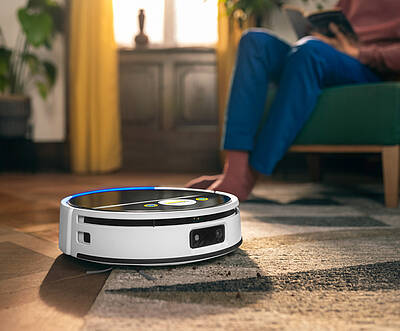 Rundum-Sorglos-Paket: Der neue RVF 7 Comfort von Kärcher reinigt Böden vollautonom. Laden, Befüllen, Entleeren, Walzenreinigung und -trocknung erfolgen über die Multifunktionsstation