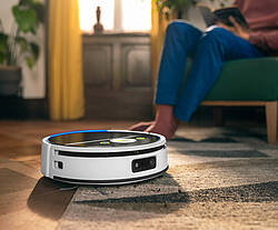 Rundum-Sorglos-Paket: Der neue RVF 7 Comfort von Kärcher reinigt Böden vollautonom. Laden, Befüllen, Entleeren, Walzenreinigung und -trocknung erfolgen über die Multifunktionsstation