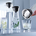 Die WMF Karaffen „Basic“ in den neuen Größen 1,5 und 0,75 l sind mit dem praktischen Close Up-Verschluss in der modernen Farbkombination Edelstahl mit schwarzem Kunststoff ausgestattet