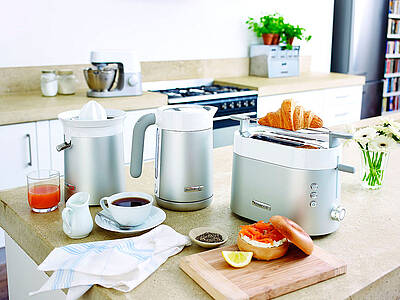 Die Kenwood kSense-Frühstücksserie mit Wasserkocher, Toaster und Zitruspresse in feinem Weiß/Silber-Outfit