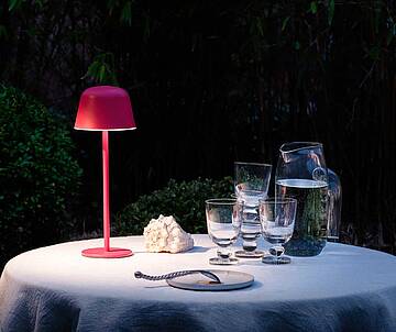 Mit intelligenten Leuchten und innovativer Solartechnologie wird jeder Außenbereich zur Wohlfühloase mit Atmosphäre. So verwandelt die Endura Style Table jeden Gartentisch in eine romantische Dinner-Location