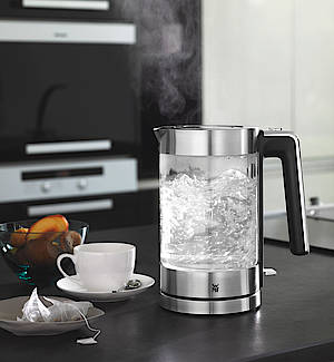 Der neue WMF Lono Glas-Wasserkocher bietet vollen Einblick und bringt bis zu 1,7 Liter Wasser blitzschnell zum Siedpunkt