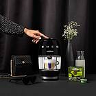 Die neue Lavazza A Modo Mio Kapselmaschine lädt optisch und geschmacklich zum italienischen Caffè-Genuss ein und dürfte damit Kaffeefans und Designliebhaber gleichermaßen begeistern