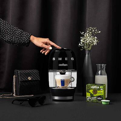 Die neue Lavazza A Modo Mio Kapselmaschine lädt optisch und geschmacklich zum italienischen Caffè-Genuss ein und dürfte damit Kaffeefans und Designliebhaber gleichermaßen begeistern