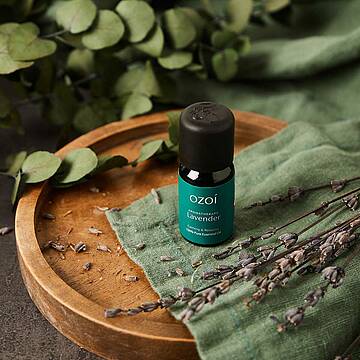Ozoí bietet neben hochwertigen Kerzen auch sieben verschiedene ätherische Öle in seiner Aromatherapie-Reihe; alle Produkte der Marke sind vegan