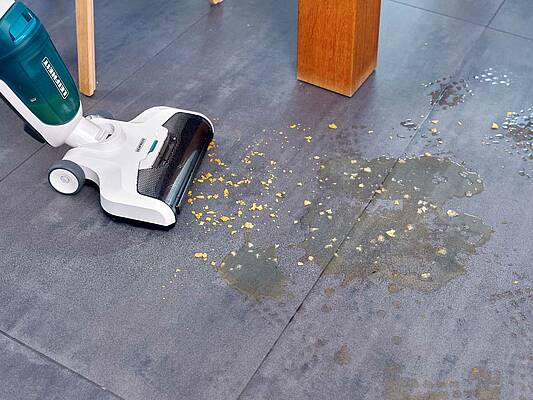 Für mehr als 80 Prozent der Umfrageteilnehmer ist Zeitersparnis und Effizienz beim Putzen sehr wichtig. Unterstützung bei der Bodenreinigung kommt von Leifheit mit dem Regulus Aqua Power-Vac