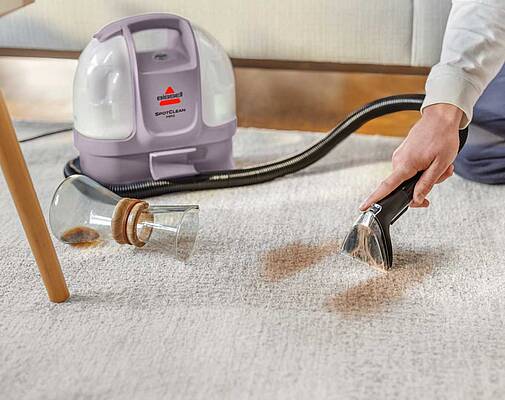 Das innovative Triple Action Reinigungssystem aus Sprühen, Schrubben und Saugen mit Hilfe der mitgelieferten BISSELL Reinigungslösung entfernt fasertief und zuverlässig Flecken, Haustier-Hinterlassenschaften oder Allergene