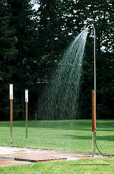 Die Gartendusche Monsun verspricht kühles Nass unter freiem Himmel. (Fotos: Loom Living)
