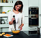 Der MQ 735 ist mit einem Schneebesen und einem 500ml-Zerkleinerer-Aufsatz ausgestattet und eignet sich sehr gut zur Herstellung von Saucen und cremigen Suppen