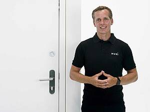 Martin Pansy, CEO und Mitgründer von Nuki Home Solutions, präsentiert die Nuki-Neuheit Smart Door