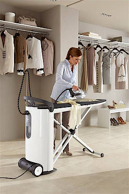 Bei der Miele-Bügelstation Fashion Master bringt ein aktiver Dampfbügeltisch Textilien in Form. (Fotos: Miele)