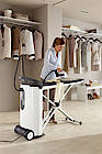 Bei der Miele-Bügelstation Fashion Master bringt ein aktiver Dampfbügeltisch Textilien in Form. (Fotos: Miele)