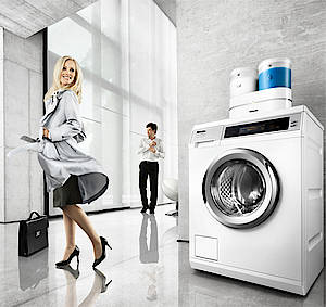 Die AutoDos-Funktion von Miele bietet hohen Bedienkomfort – die automatische Dosiereinheit wird mit der Maschine verbunden (Fotos: Miele)
