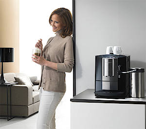 Die Stand-Kaffeevollautomaten von Miele gibt es in schwarz, weiß oder mit Edelstahlfront. (Fotos: Miele)