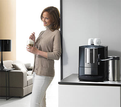 Die Stand-Kaffeevollautomaten von Miele gibt es in schwarz, weiß oder mit Edelstahlfront. (Fotos: Miele)