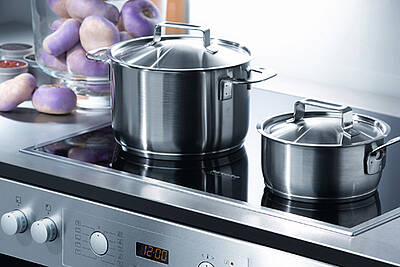 Verglichen mit 15 Jahre alten Geräten ein Drittel schneller: die Extra-Speed-Kochfelder. (Fotos: Miele)