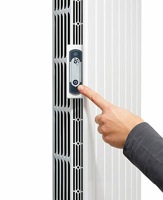 Über das dezent seitlich platzierte Bedienfeld bei der neuen vertikalen Ausführung des Zehnder Nova Neo (Neo = Neue Energien Optimiert) werden die integrierten Lüfter reguliert sowie ein- und ausgeschaltet