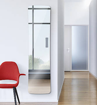 Wirkt wie ein schwebender Spiegel: Runtal Folio Glass Designheizkörper mit leicht taillierter Silhouette