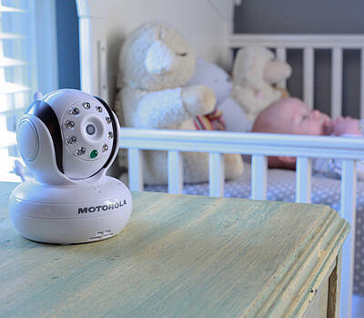 Die WLAN Kamera mit Babyphone Funktion Motorola Blink 1 gibt Eltern die Sicherheit, dass im Kinderzimmer alles in Ordnung ist
