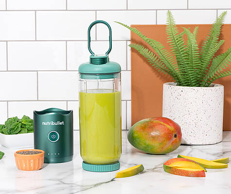 Ein paar Zutaten, ein Knopfdruck – und schon ist der Smoothie to go fertig. Der nutribullet Flex bringt gesunde Routinen in Bewegung. (©nutribullet)