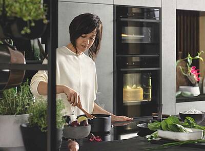 Hausgeräte von Neff, insbesondere die Neff Collection, sind aktive Partner für kreative Köche, stecken voll innovativer Ideen und verwöhnen die Sinne. Jetzt gibt es die exklusiven Einbaugeräte in Graphite-Grey
