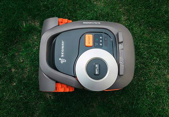 Der Rasenmähroboter Navimow von Segway navigiert sicher durch den Garten - ganz ohne Begrenzungskabel. Ob der jeweilige Garten geeignet ist, kann man über eine Checkliste herausfinden